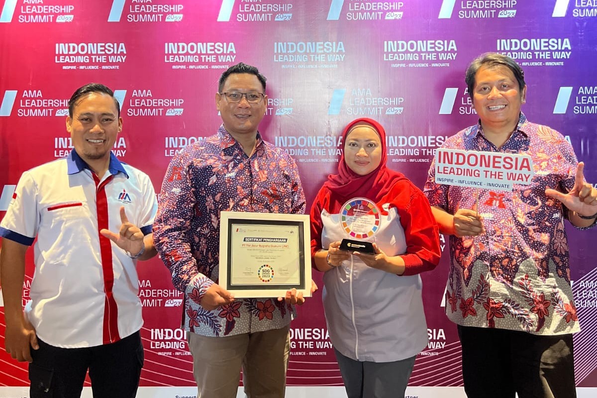 Konsisten Berbagi, Memberi dan Menyantuni Bawa JNE Raih Dua Penghargaan