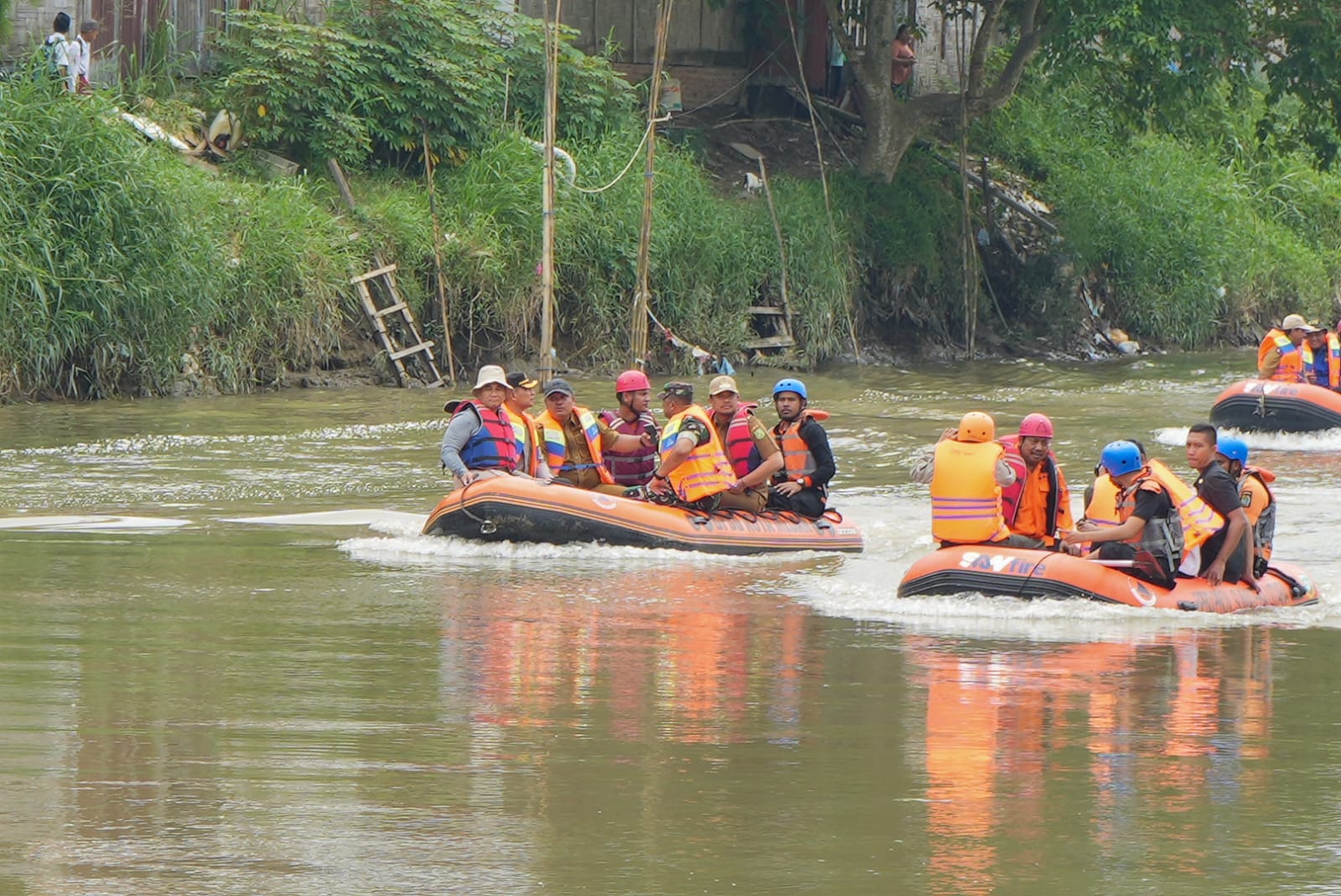 Naik Perahu Karet, Bobby Nasution Cek Progress Bersih-bersih Sungai Deli 