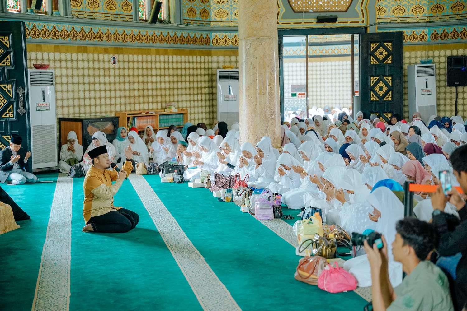 Kenalkan Sosok Rasulullah sejak Dini, Warga Medan Ajak Keluarga dan Anak pada Peringatan Maulid Nabi