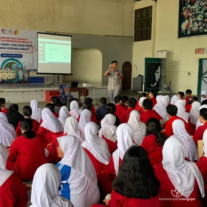 Ubah Sampah Jadi Emas, Perjuangan Bank Sampah Mengajar