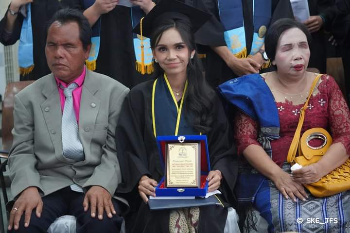Ketika Mimpi Melebihi Keterbatasan: Inspirasi dari Wisudawan Cumlaude Tunanetra