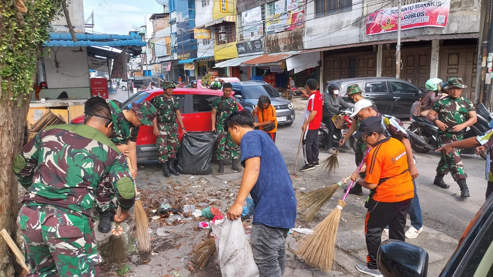 Karya Bakti TNI, Pemko Medan Ikut Terjun Bersihkan Pasar Petisah
