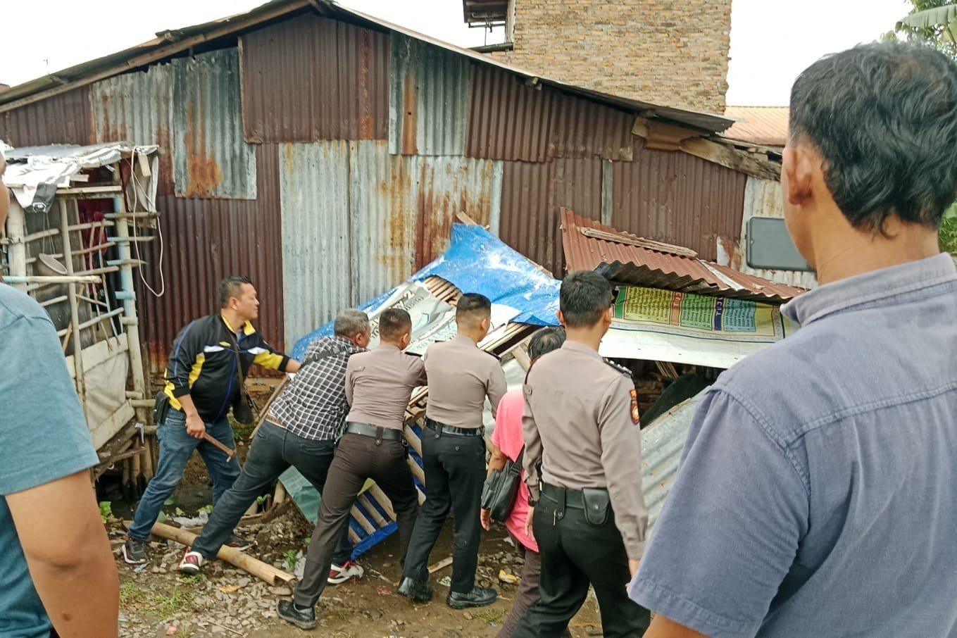 Polisi Robohkan Pondok Narkoba di Pinggiran Rel KA Tembung