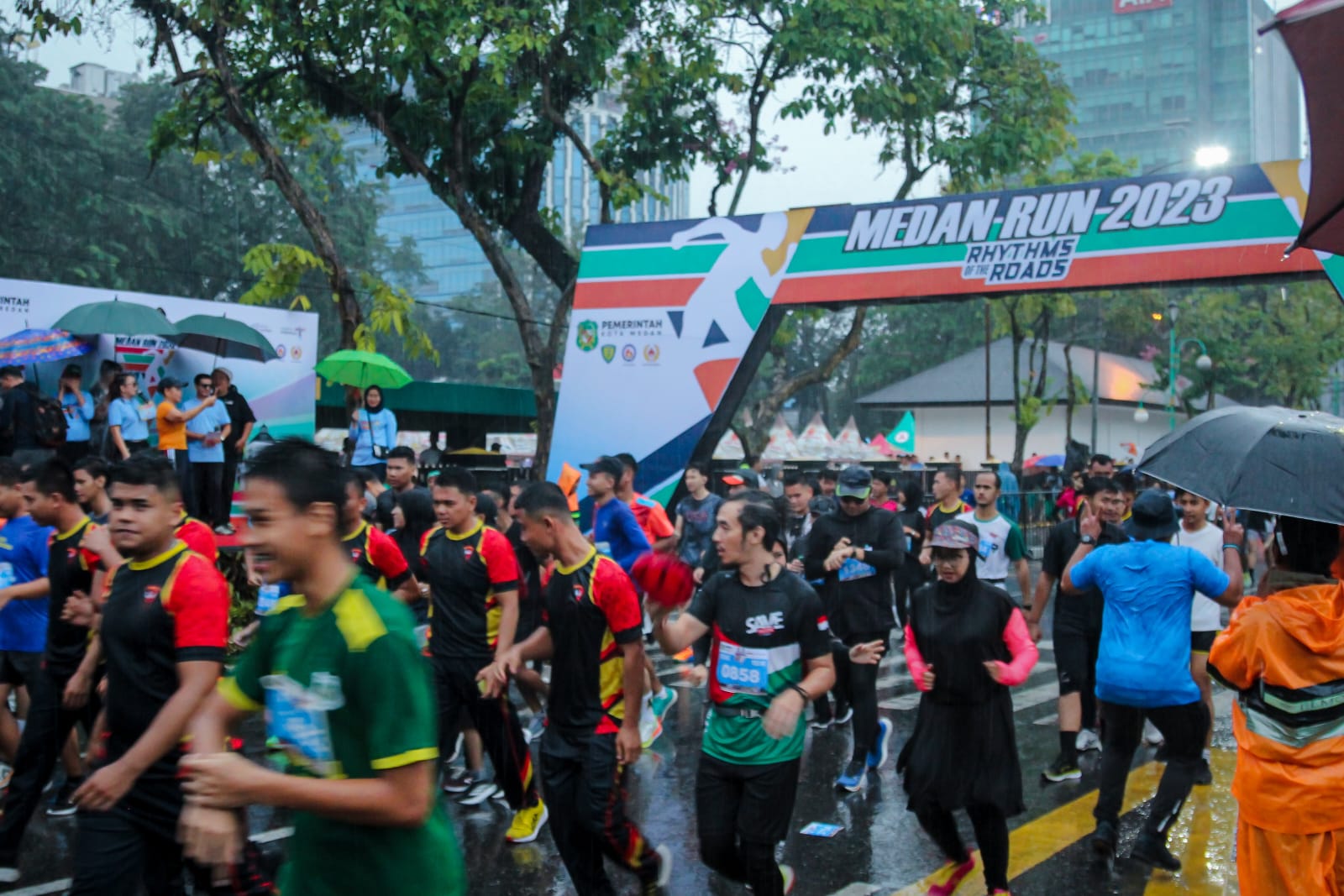 Ribuan Peserta Lari Maraton Tetap Semangat Meskipun Hujan