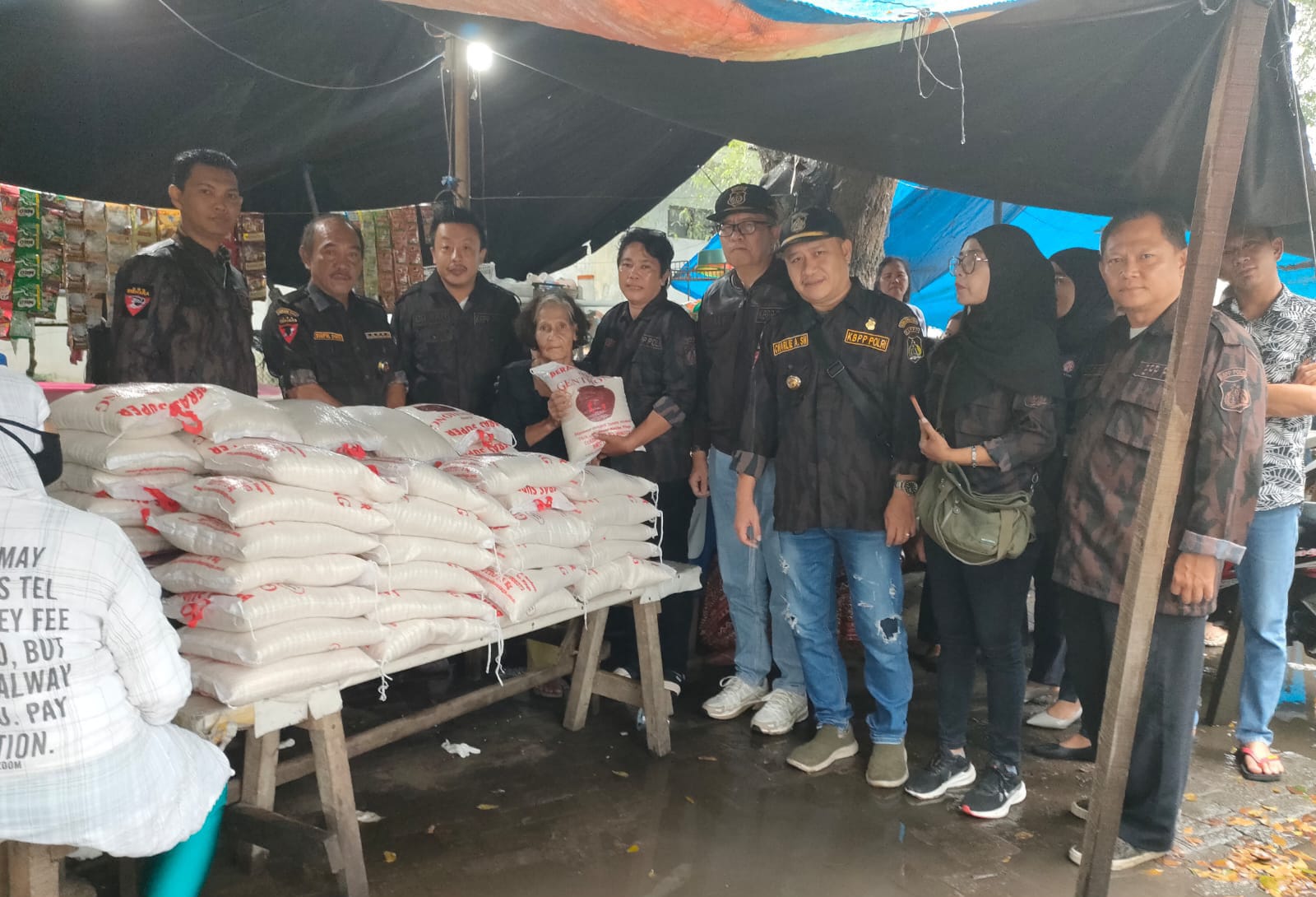 Ketua KBPP Polri Sumut, Hilmar Silalahi, Berkah Natal dengan Berbagi Sembako untuk Kaum Duafa