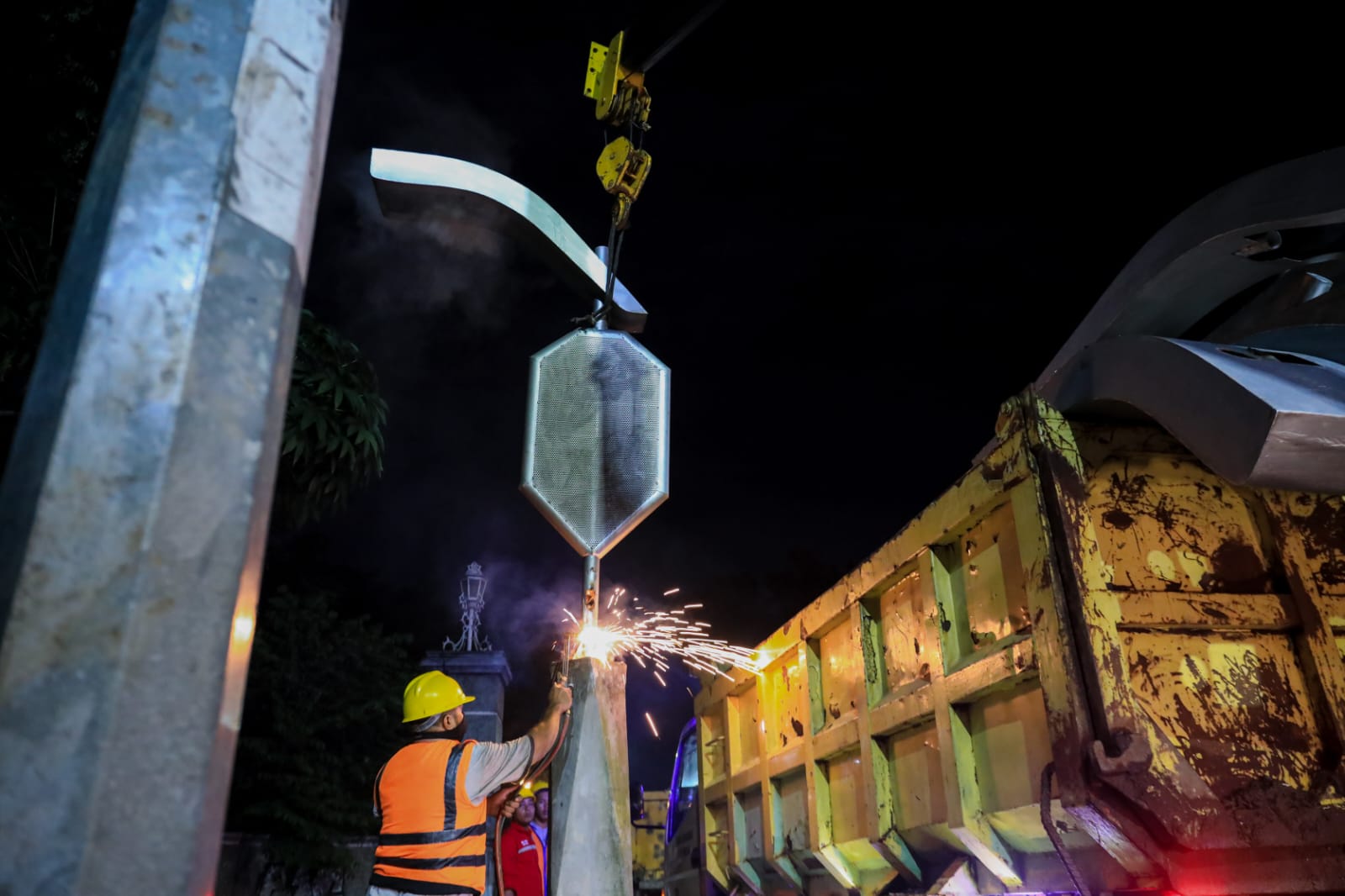 Pemko Medan Bongkar Lampu Pocong Jalan