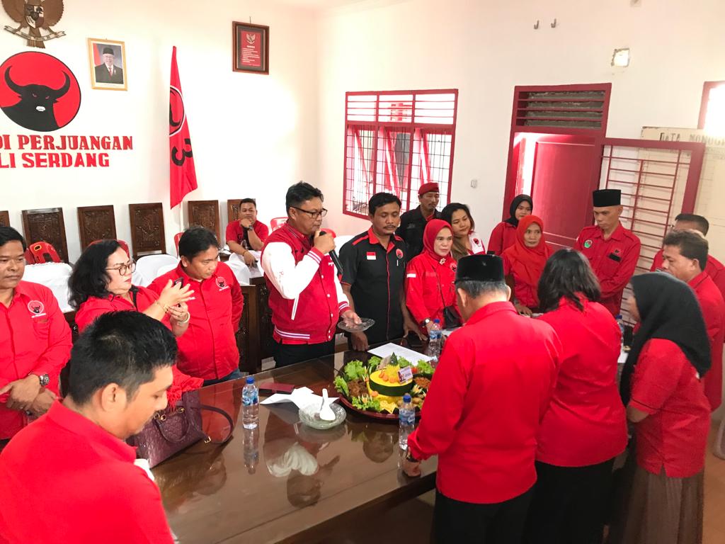 Perayaan Meriah HUT 51 Tahun PDI Perjuangan: DPC Deli Serdang Potong Tumpeng