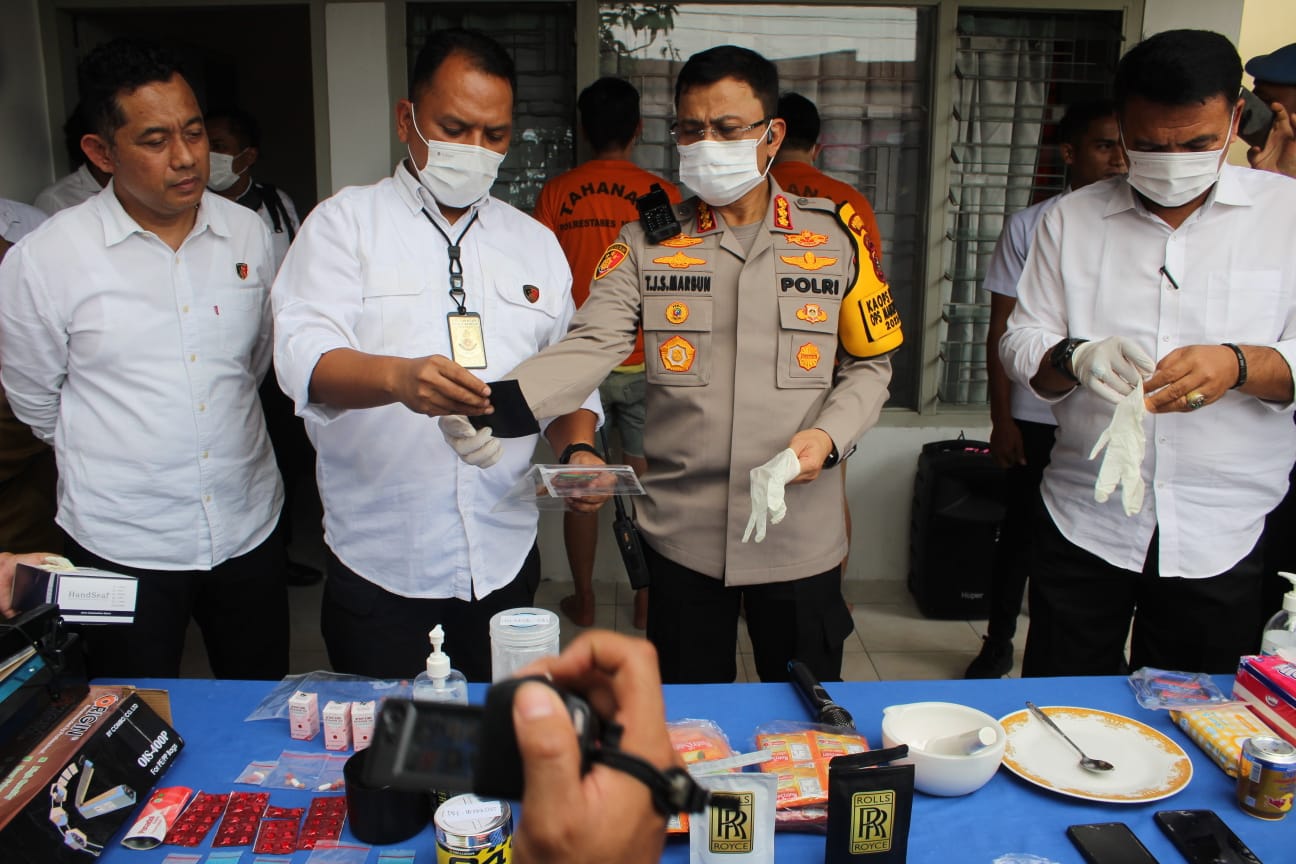 Polisi Tangkap Tiga Pelaku Produksi Narkotika dalam Kemasan dari sebuah Rumah di Medan