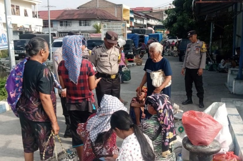 Polsek Palipi Patroli Jalan Kaki Imbau Pedagang, Pembeli dan Penumpang Kapal