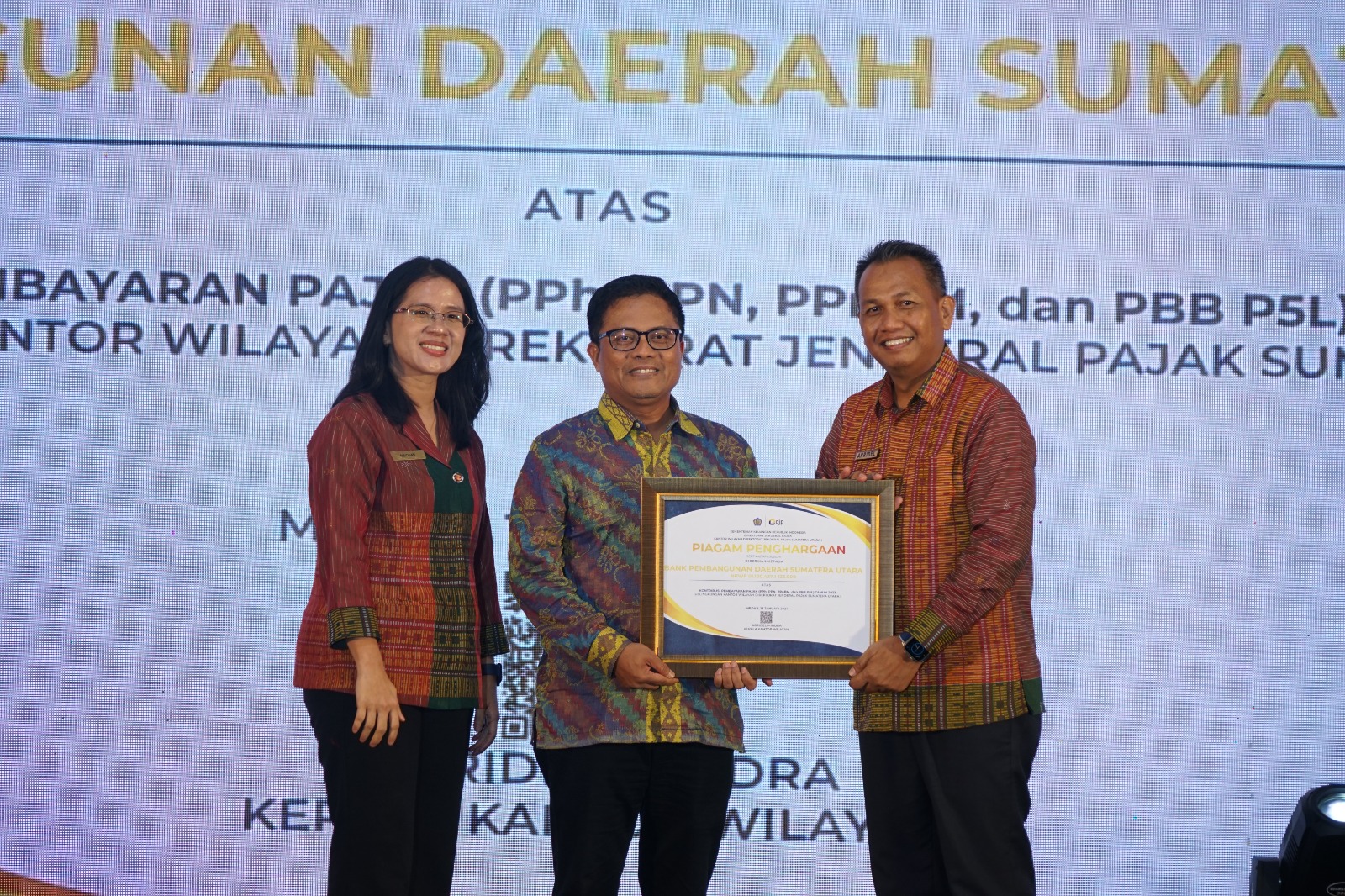 Bank Sumut Raih Penghargaan Capaian Wajib Pajak Terbesar