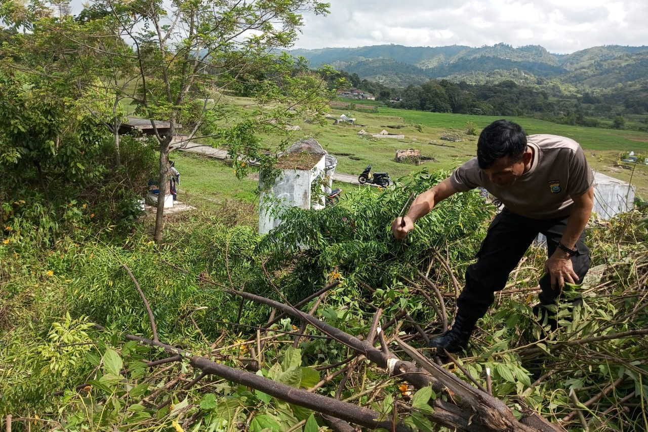 Polsek Palipi Ikuti Gotong Royong Lokasi Pengembangan Wisata Alam