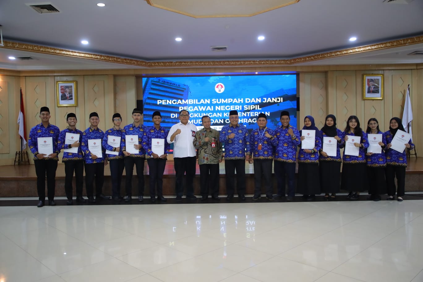 Sesmenpora Ambil Sumpah dan Janji 11 Pegawai Negeri Sipil Alumnus STAN di Lingkungan Kemenpora