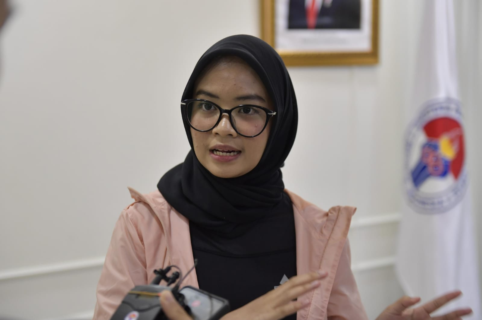 Khansa Syahlaa Perempuan 18 Tahun yang Telah Kibarkan Merah Putih di 89 Puncak Gunung di Dunia