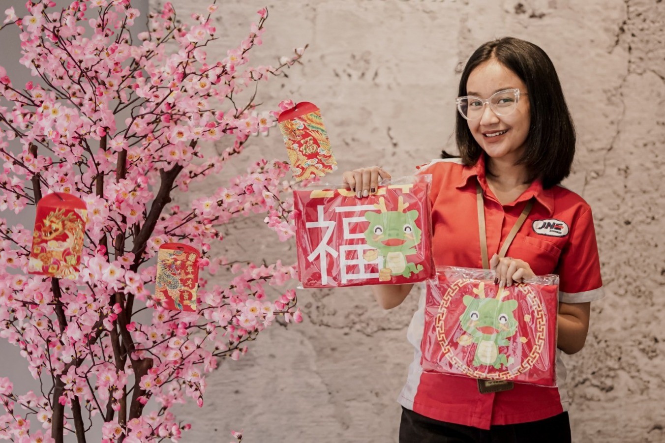 Sambut Imlek 2024, JNE Dukung Produk Lokal dan Ada Program Cabut Angpao