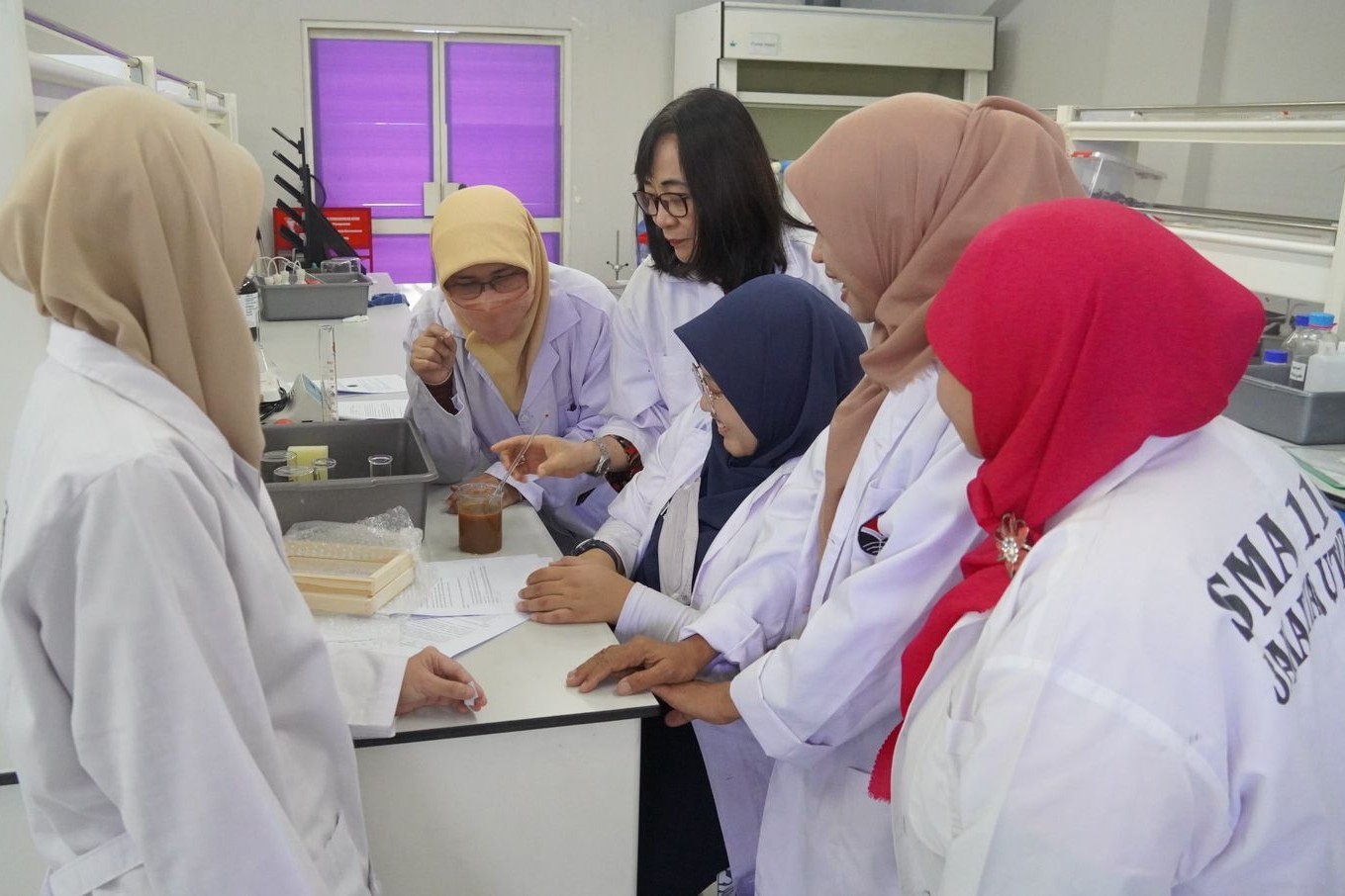 Workshop Guru Kimia, Mengubah Persepsi Ilmu Sulit Jadi Menyenagkan