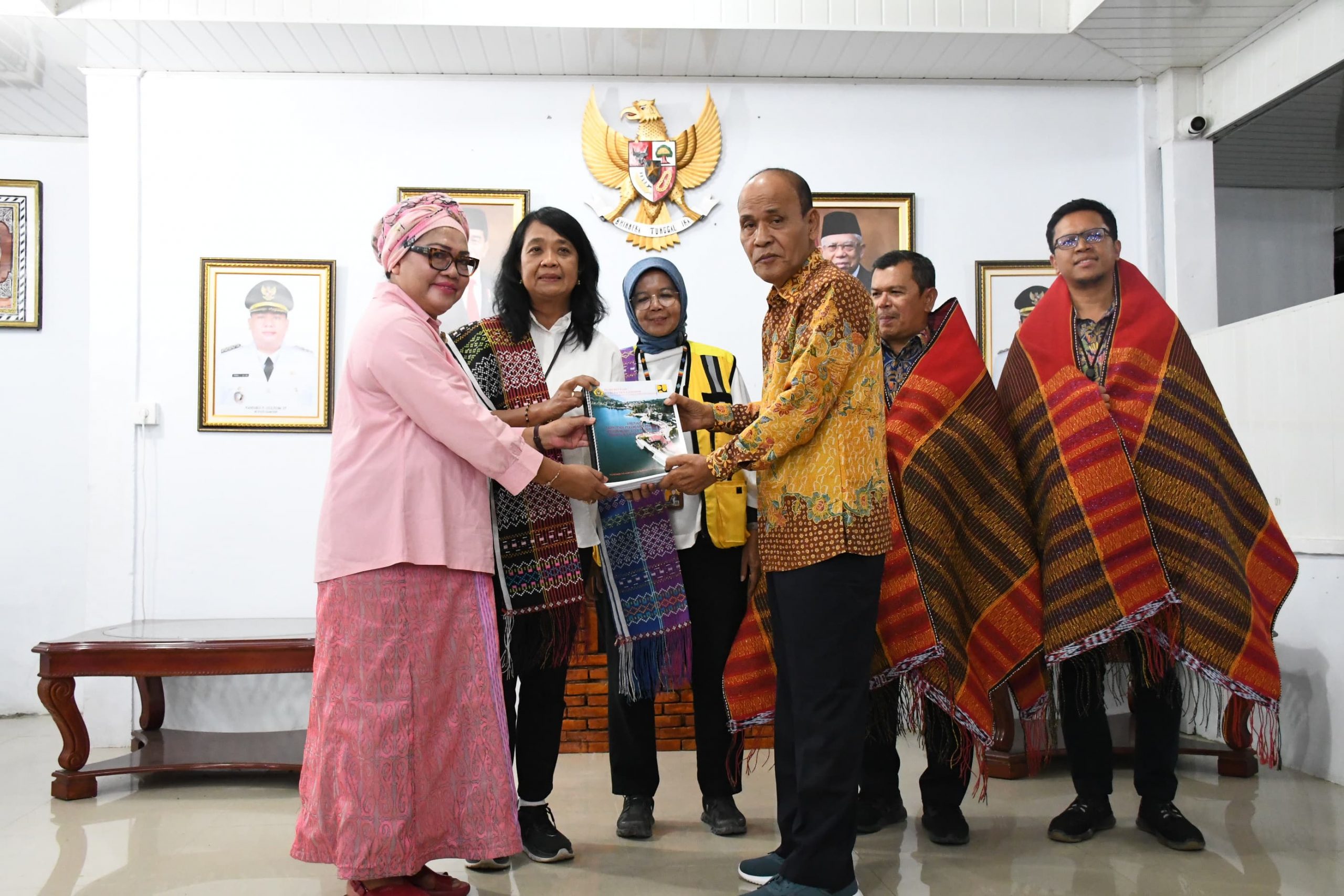 Wakil Bupati Samosir dan Dirjen Cipta Karya Serahkan Proposal Rehabilitasi SMPN 2 Harian