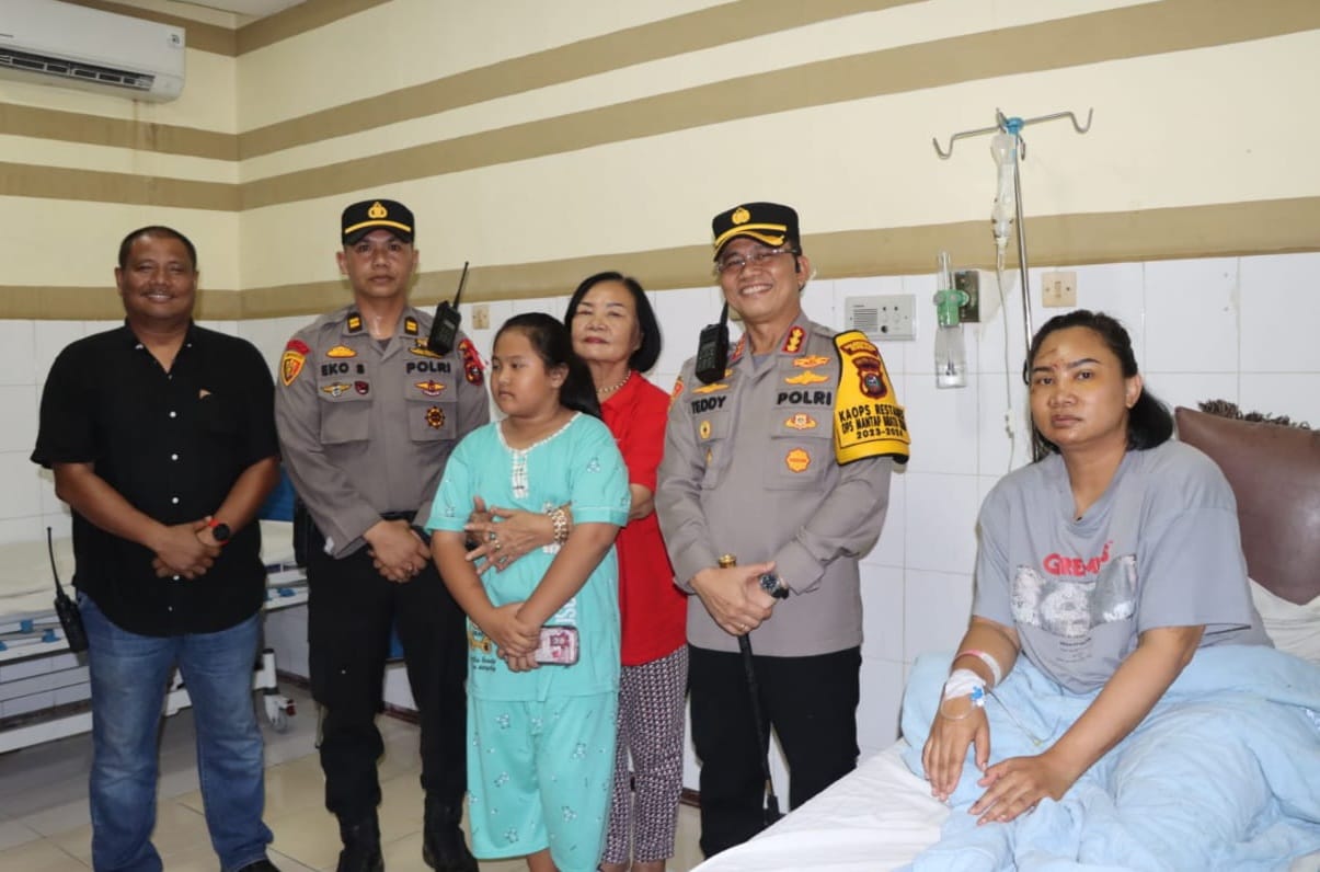 Kapolrestabes Medan Besuk Kapolsek Tuntungan yang Sakit, Akibat Lakalantas Saat Pam Pemilu