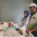 Pj Gubernur Sumatera Utara menjenguk Chairum Lubis yang terbaring di rumah sakit. (Ist)
