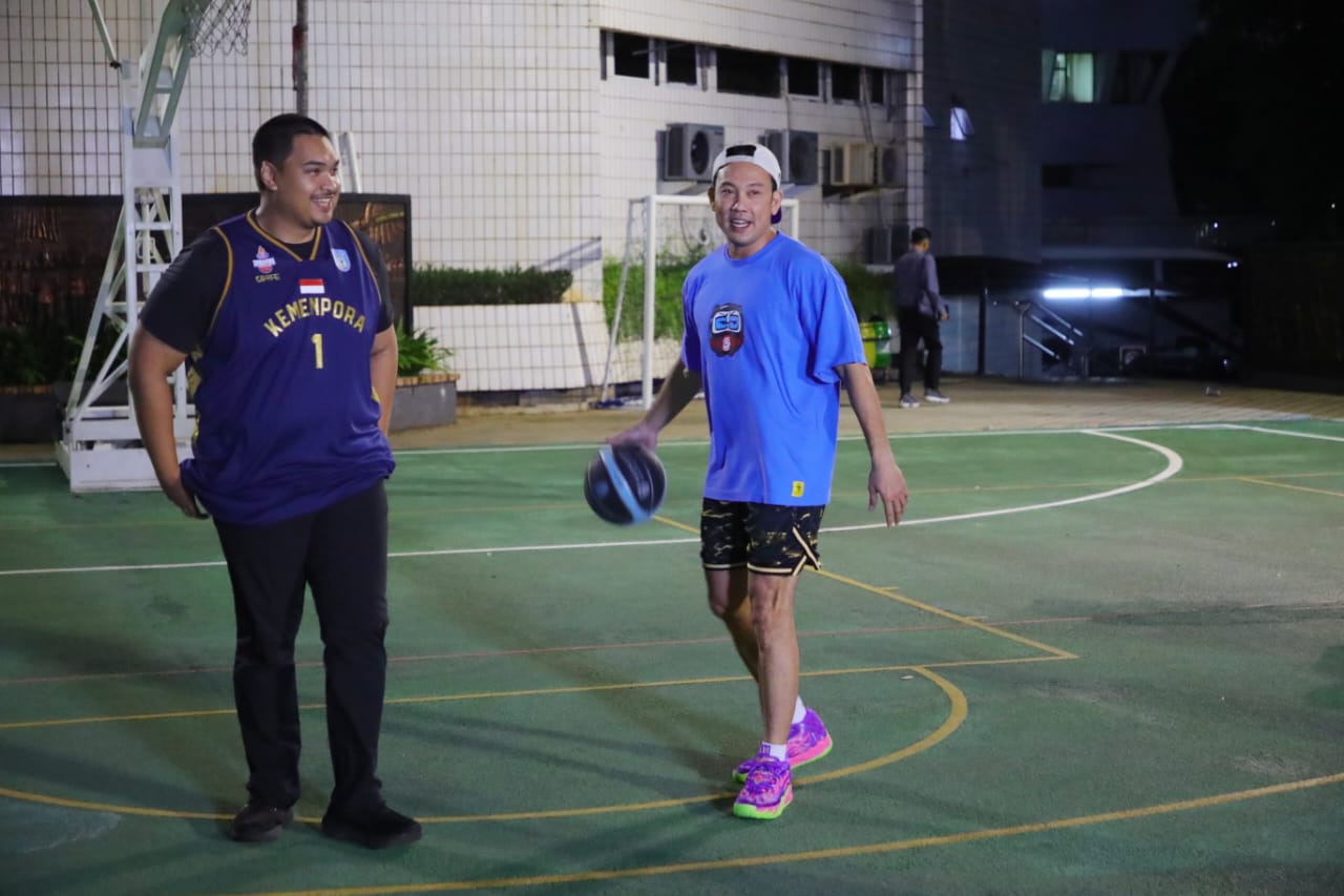 Saling Unjuk Skill, Menpora Dito Tantang Denny Sumargo dalam Pertandingan Basket