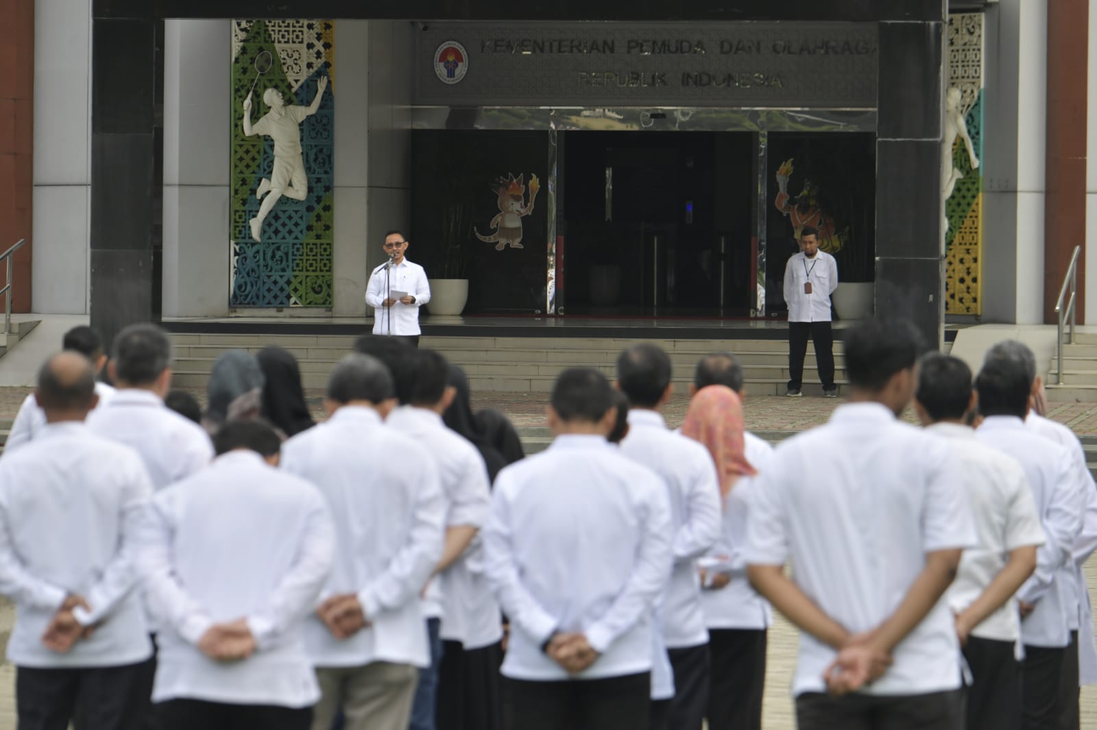 Kemenpora Tekankan Pentingnya Core Values ASN BerAKHLAK pada Apel Pagi