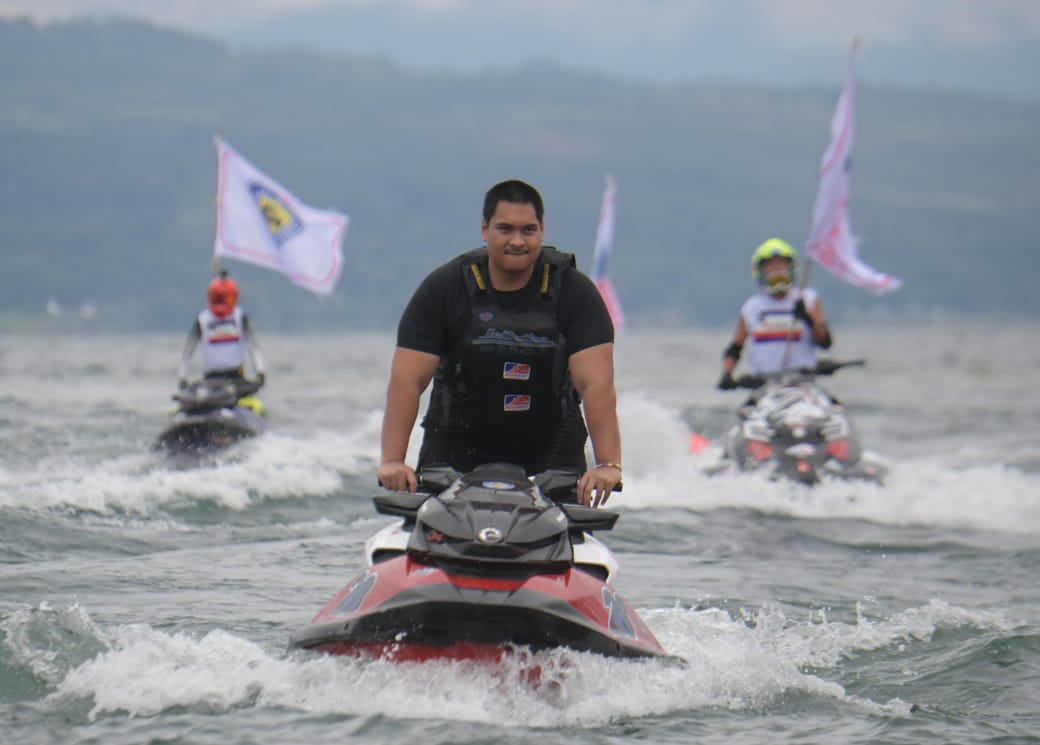 Seru Dan Menegangkan! Menpora Dito Pimpin Parade Lap Diatas Jet Ski Kejurnas Aquabike 2024 Danau Toba