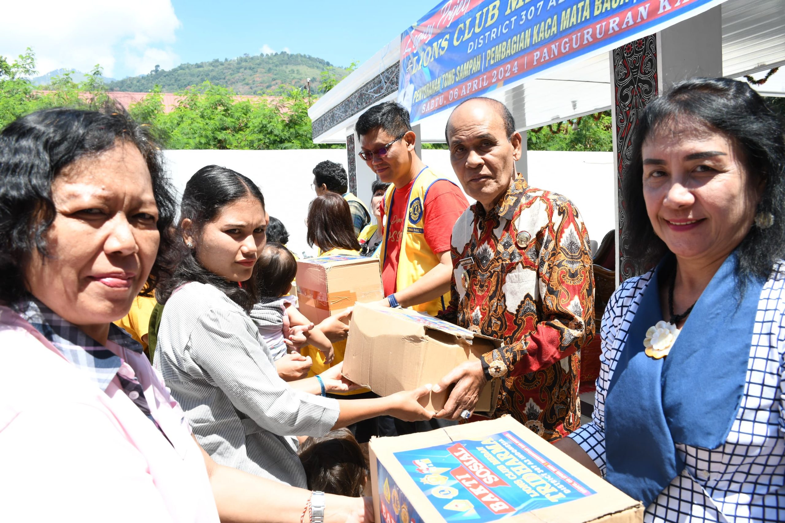 Lions Club Medan Serahkan Bantuan Anak Stunting dan Wisata di Samosir