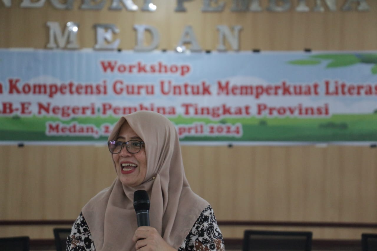 August Sinaga Membuka Workshop Peningkatan Kompetensi Literasi di SLB Negeri Pembina