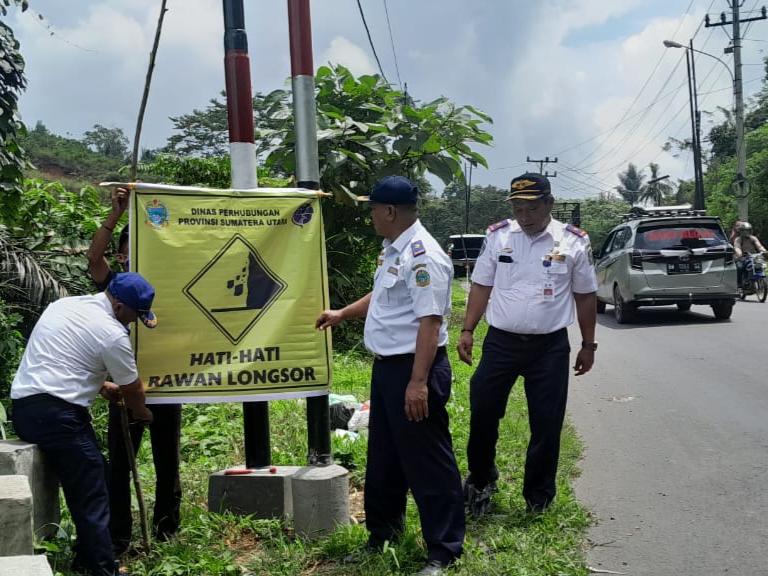 Dishub Sumut UPTD Padangsidempuan Pasang Rambu Cegah Kecelakaan dan Kemacetan di Jelang Mudik Lebaran 2024