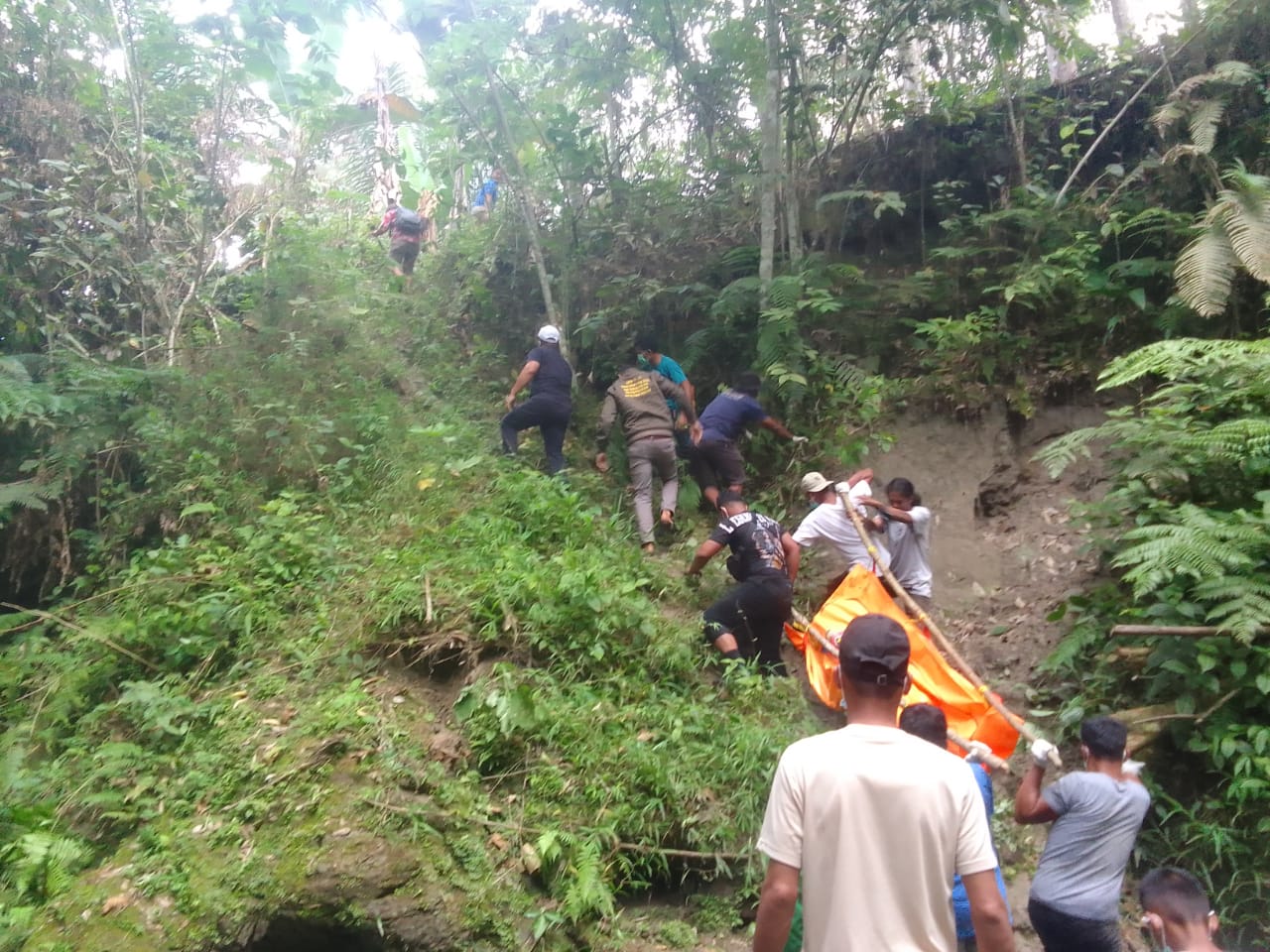 Mayat Petani Hilang, Ditemukan Membusuk di Tebing Bukit Samosir