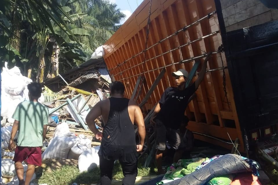 Kecelakaan Tragis di Jalinsum: Truk Tronton Tabrak Warung Ayam penyet Satu Orang Tewas