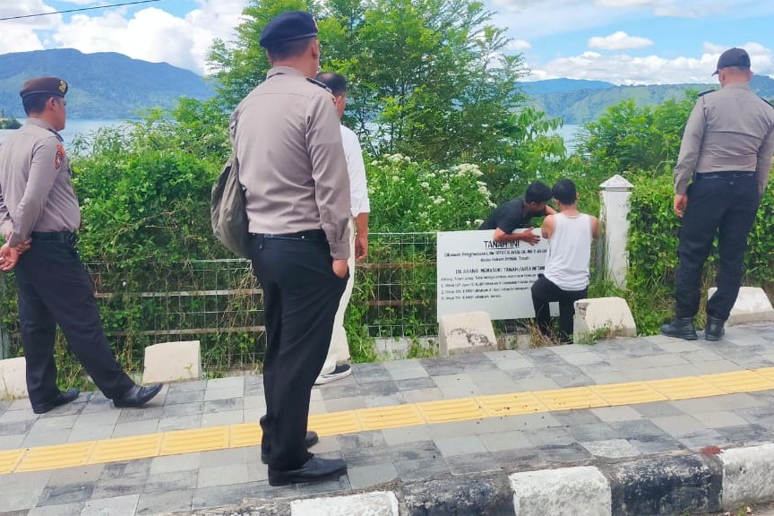Personel Polsek Simanindo Kawal Pemasangan Plang Informasi di Lahan Lumban Bakara