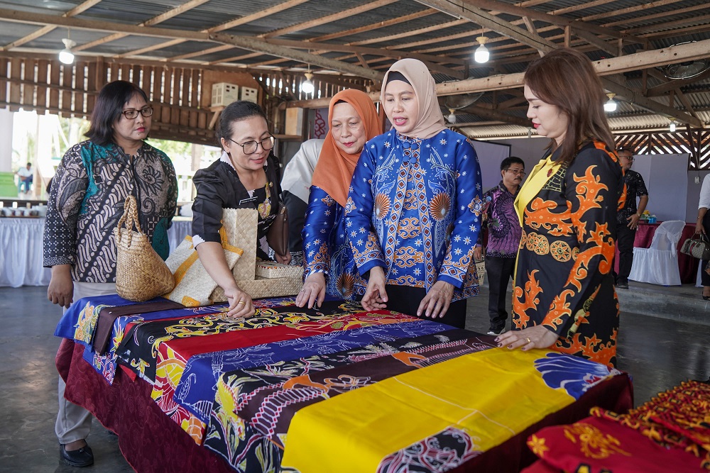 Pj Ketua Dekranasda Sumut Buka Pelatihan Membatik Se-Kepulauan Nias