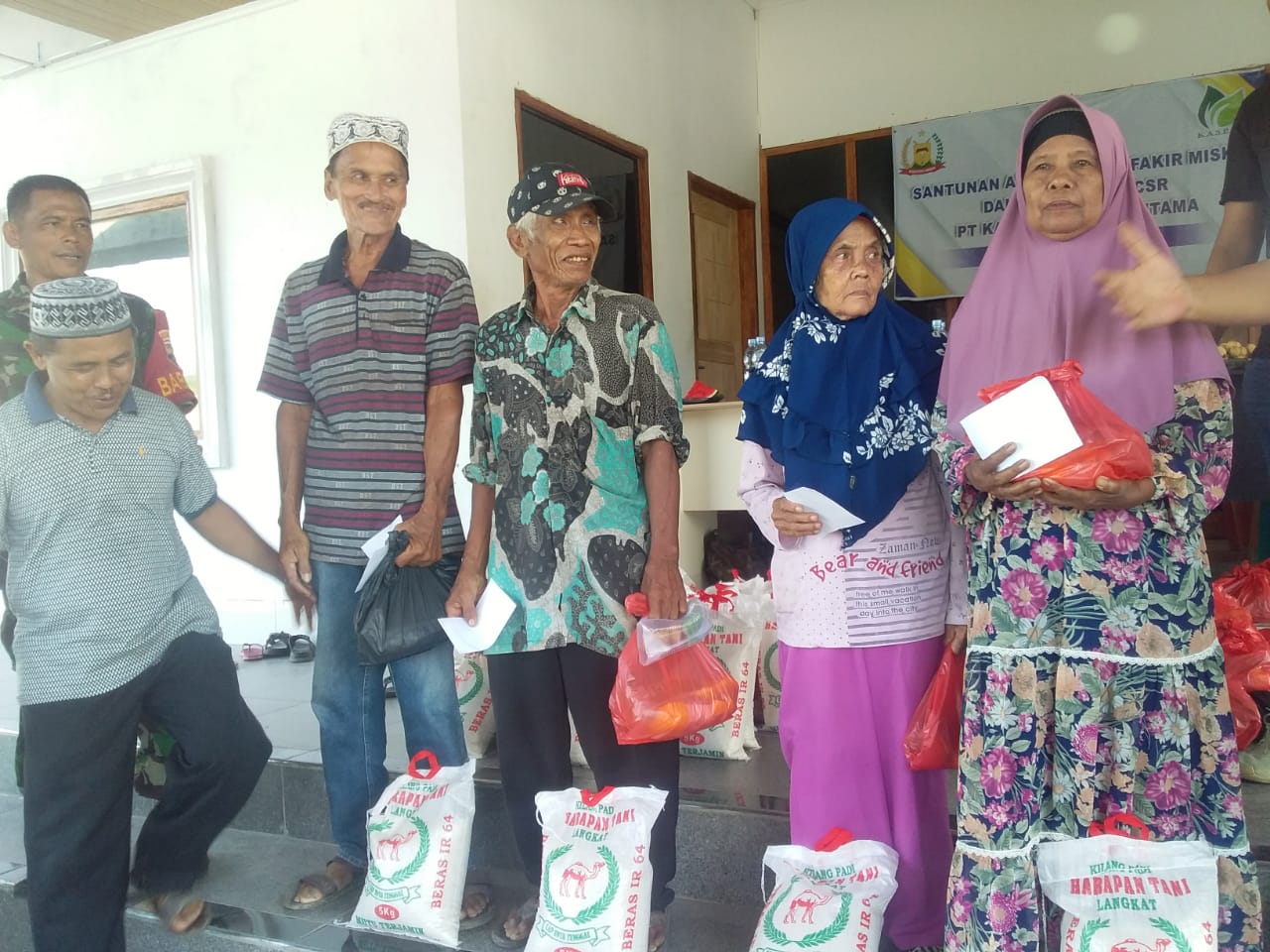 PT Kasmo Prowono Utama Manfaatkan CSR Santuni Anak Yatim Desa Halaban