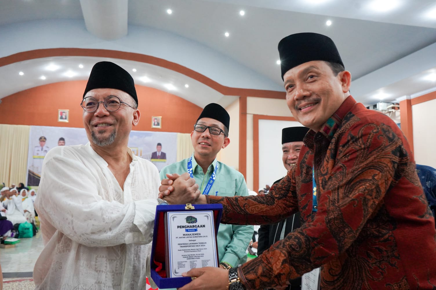 Layani Transportasi Haji 2024, PPHI Debarkasi Medan Serahkan Plakat Penghargaan Wartawan Untuk PT ALS
