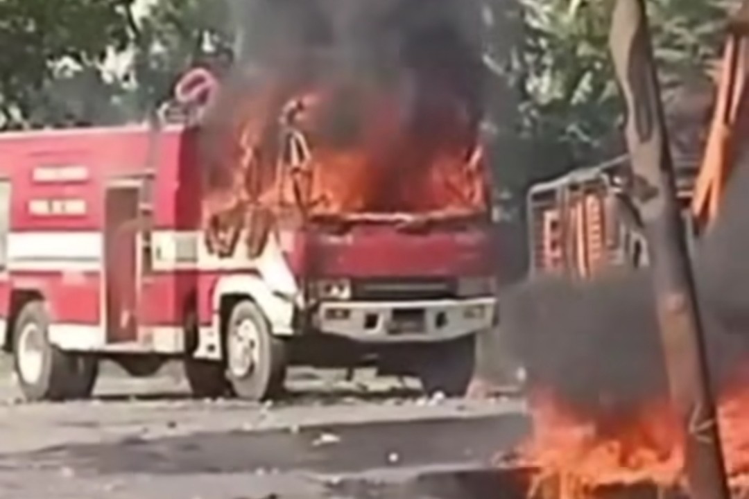 Bentrok di Sampali, 3 Orang Diamankan, Polisi dan Warga Luka, Mobil Damkar Terbakar