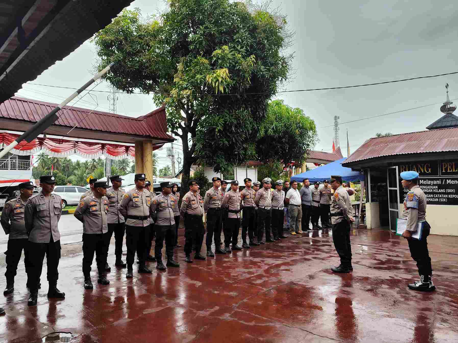 Ratusan Anggota Polri Disiagakan Saat Pendaftaran Paslon ke KPU Madina