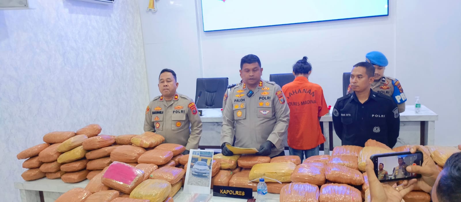 Polres Madina Gagalkan Pengiriman 154 Kg Ganja ke Sumbar, Dua Kurir Diamankan