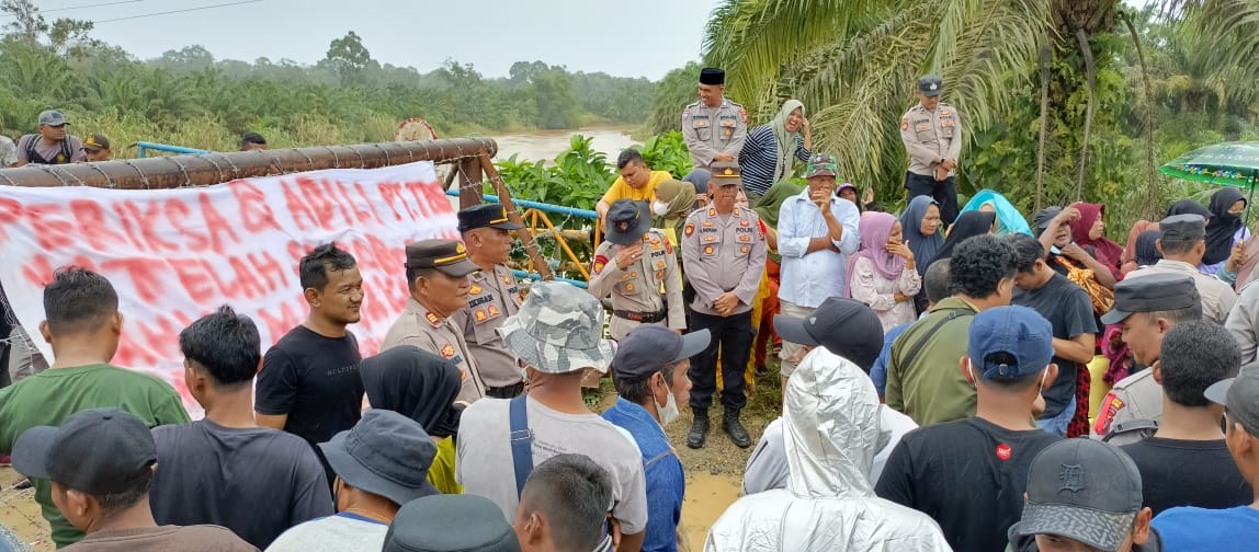 Warga Tapus Madina Terobos Pagar Kawat Berduri PT. TBS, Tuntut Ganti Rugi Lahan