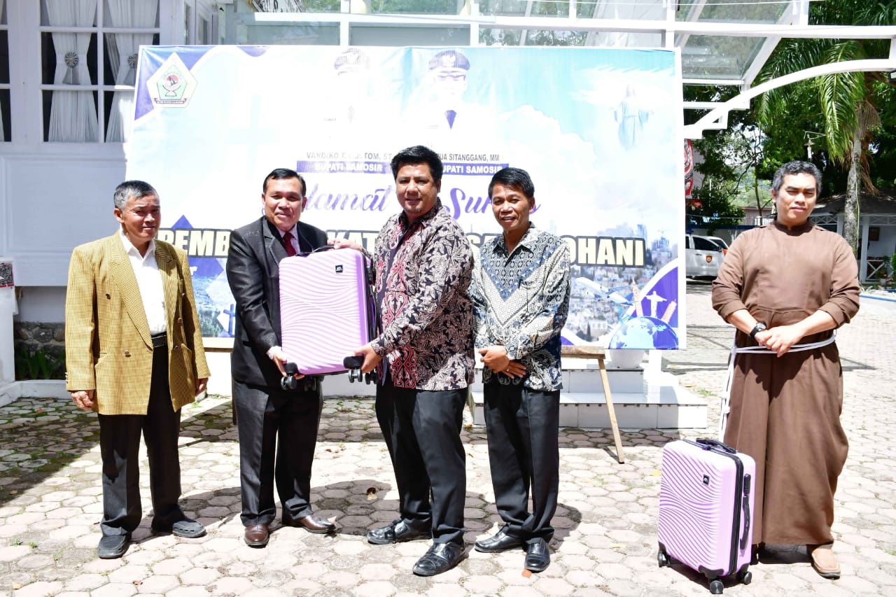 Bupati Samosir Berangkatkan Perjalanan Rohani Tokoh Agama ke Jerusalem