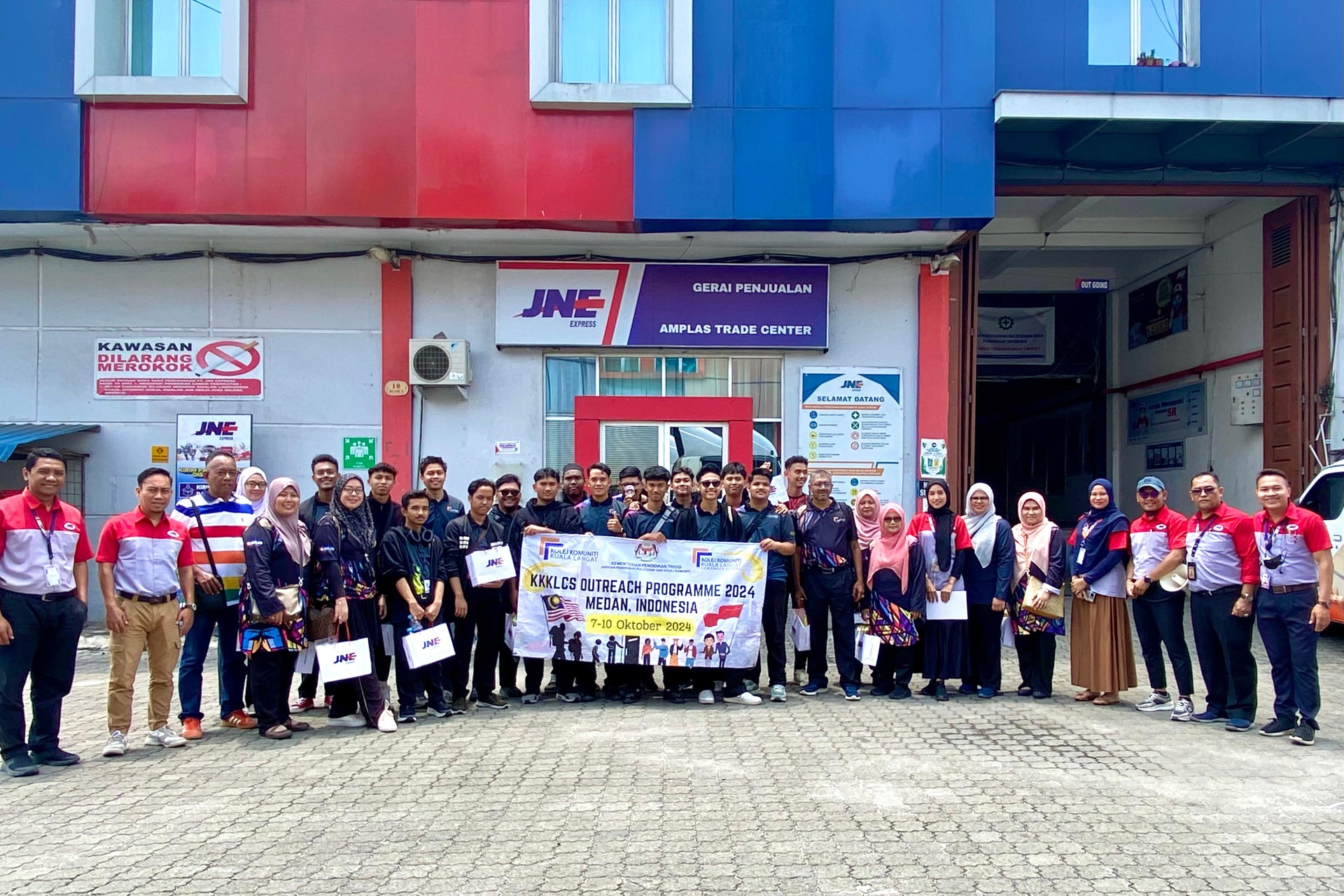 JNE Medan Terima Kunjungan Industri Kampus dari Malaysia