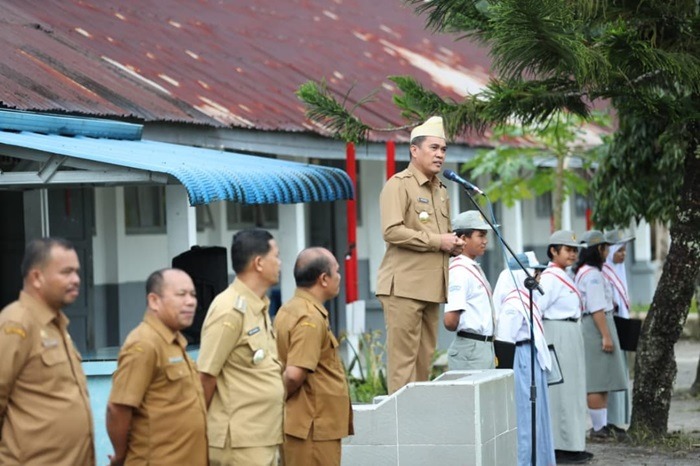 Pjs Bupati Pakpak Bharat Naslindo Sirait Dorong Siswa dan Guru untuk Tingkatkan Kualitas Belajar