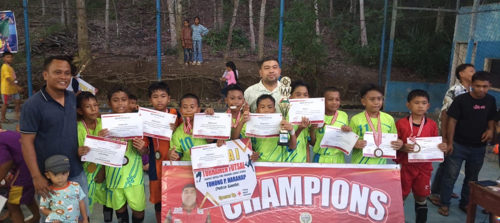 Tim SD 3 Raih Juara I Turnamen Futsal Trophy Ketua PMI Paluta