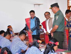 Bupati Samosir dan DPC Gerindra Bagikan Makanan Bergizi Gratis kepada Pelajar SMP N 1 Pangururan