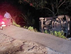 Mobil Pengangkut Uang ATM Terguling dan Nyaris Terjun ke Sungai Tembung