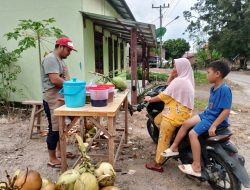 Es Kelapa Muda Jadi Minuman Favorit Berbuka Puasa di Gunung Tua