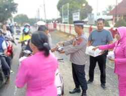 Polsek Besitang Berbagi Takjil untuk Masyarakat di Bulan Ramadan