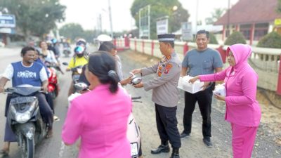 Polsek Besitang Berbagi Takjil untuk Masyarakat di Bulan Ramadan