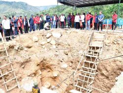 Wabup Samosir Letakkan Batu Pertama Pembangunan Salib Suci “Silang Hangoluan”