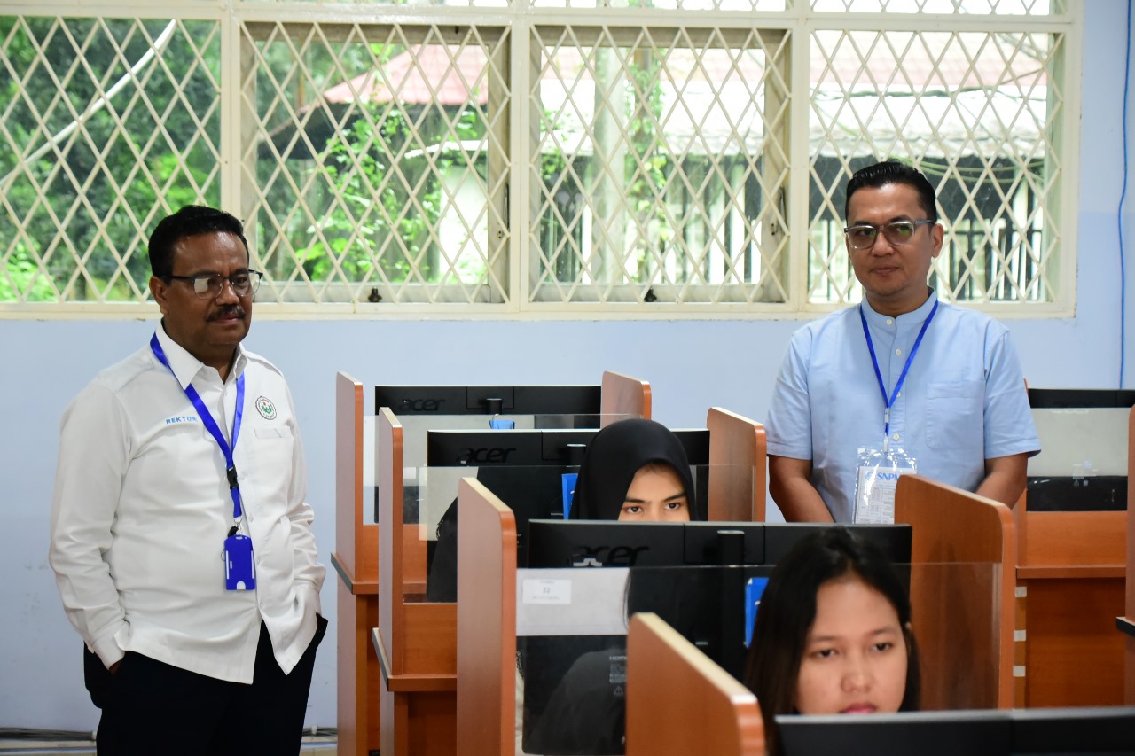 Rektor Unimed Prof. Dr. Baharuddin saat meninjau peserta UNBK di Unimed, Rabu (23/4/2025).