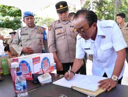 Wabup Samosir Tinjau Pos Pelayanan dan Beri Bingkisan untuk Petugas